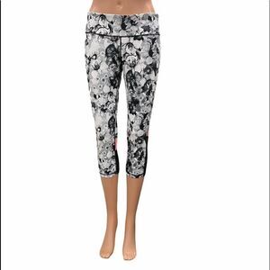 Ideology cropped leggings in Size Medium